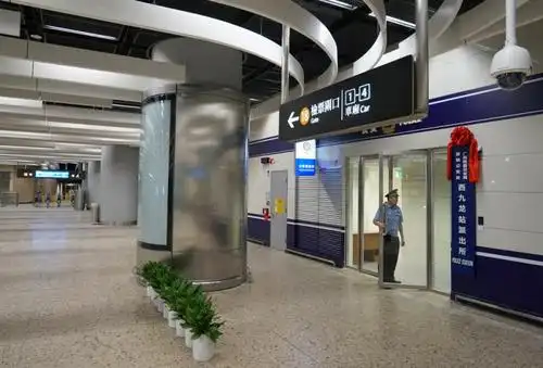 广州铁路公安局深圳公安处在站内设立"西九龙站派出所"中新社