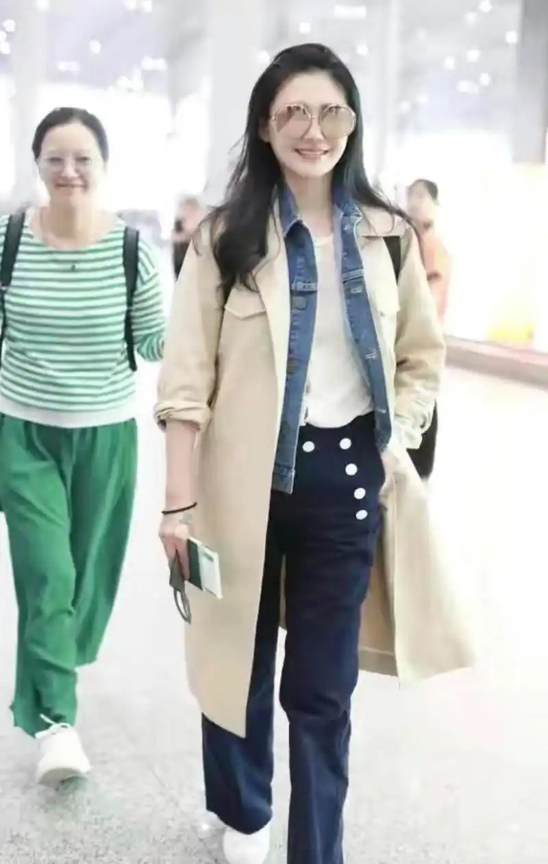 原创大s不服老不行,穿牛仔配印花t挺时髦,圆润身材却有了"阿姨味"