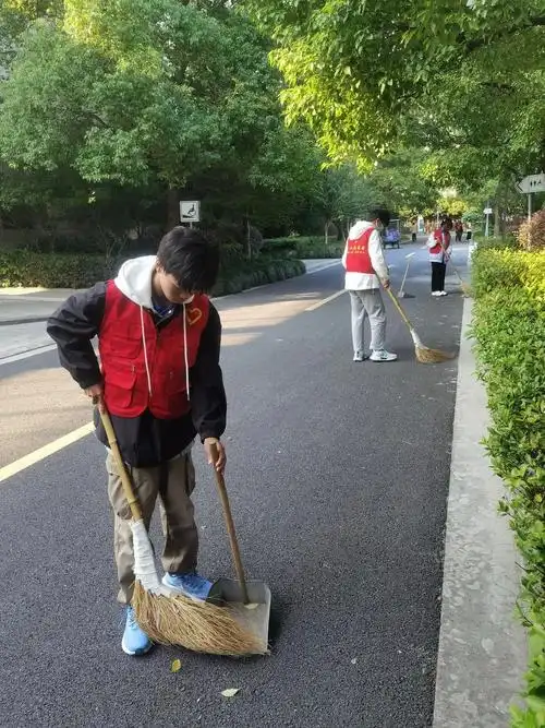 "赠人玫瑰,手留余香",在参与公益活动过程中,学生得到了精神和心灵的