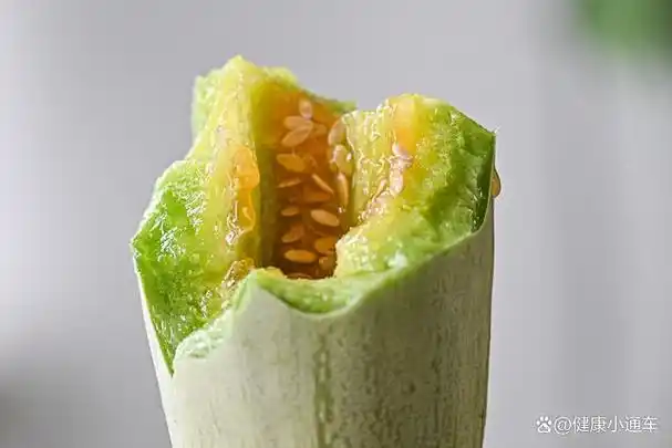 羊角蜜甜瓜是一种水果,属于甜瓜类,葫芦科黄瓜属植物,我们经常吃的