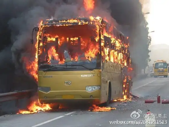 下午14点44分,华科大附属梨园医院门口一辆大巴起火,武汉消防支队作战