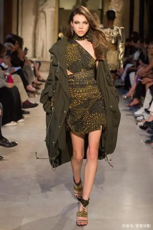 带有浓郁的意大利巴洛克风格的时装