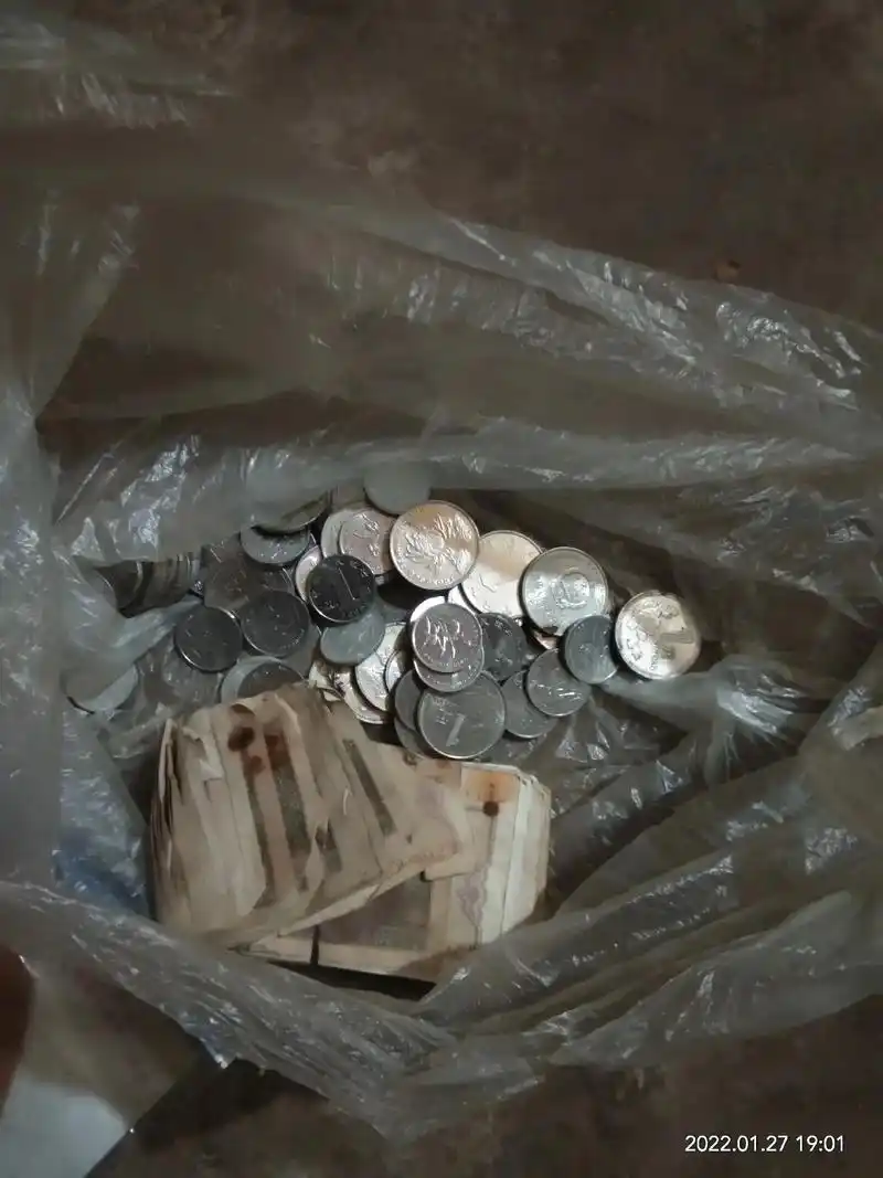 今天无意中翻到几张以前的老照片 ,和一袋子钱.哈哈过年有钱了 - 抖音