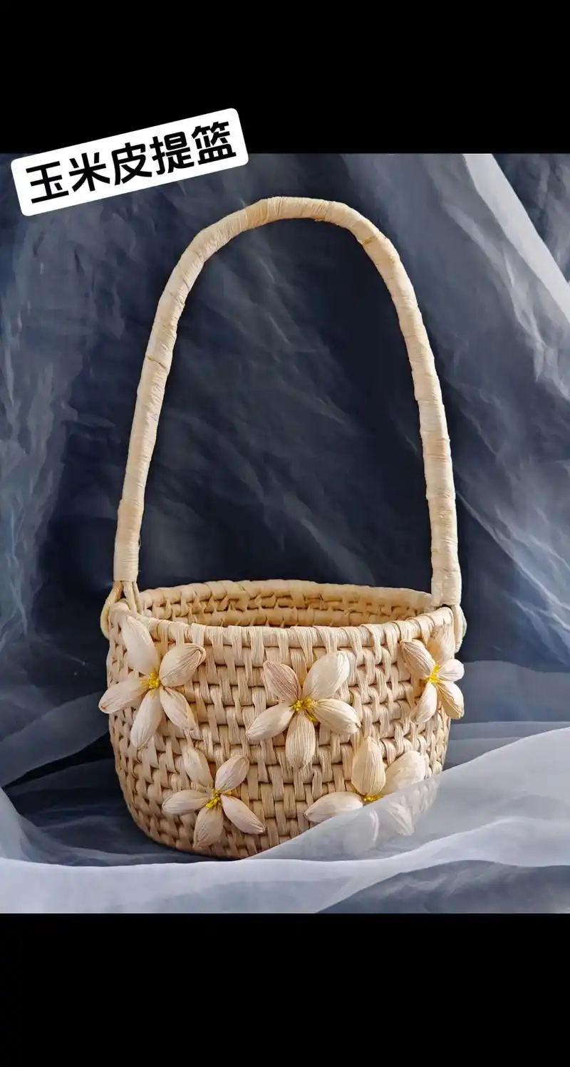 用玉米皮编个篮子去捡菌子##创作灵感 #原创手作 #手工提篮 - 抖音