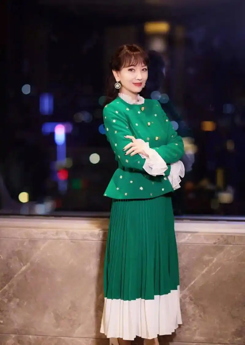 69岁赵雅芝:穿搭时髦又减龄 69岁的赵雅芝穿着一身粗呢连衣裙搭配毛绒