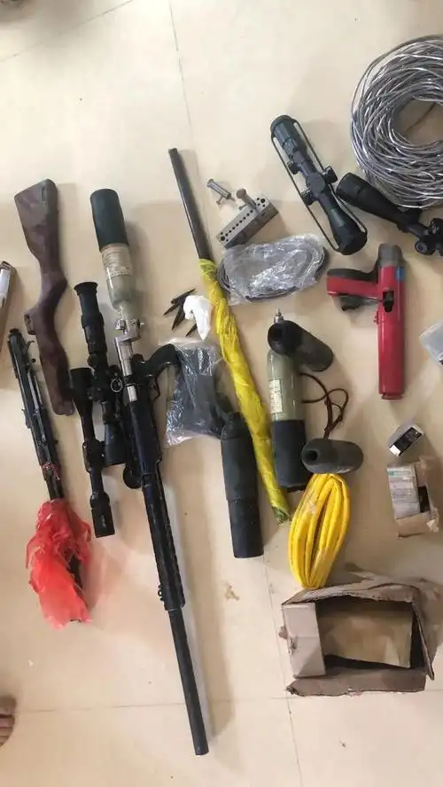 现场缴获高压气枪2把,发令枪3把,铅弹3000余发,及部分制枪配件.