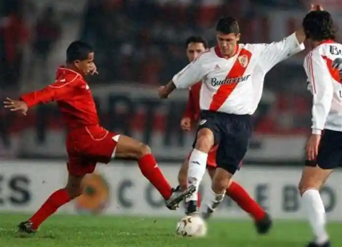 30岁被拜仁放弃,34岁逆袭曼城,谁料悍将实力难以捉摸_德米凯利斯_的