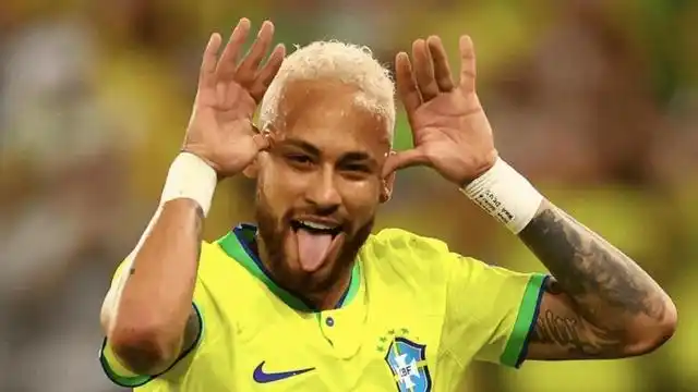 彩虹过人,牛尾巴,踩单车,花哨的过人动作,精准的任意球技术,果断的