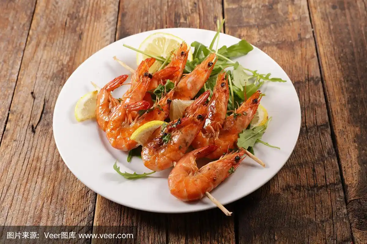 炸虾串在木头背景上
