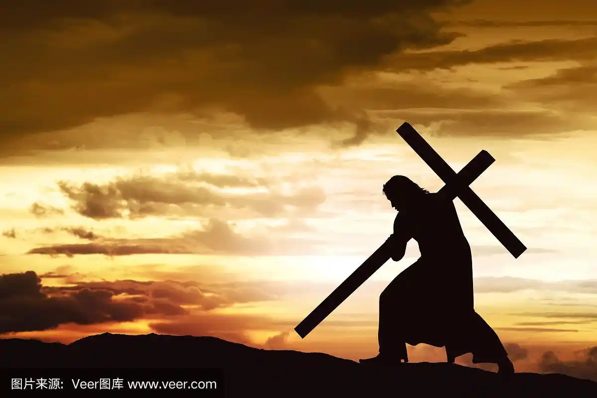 耶稣背着十字架的剪影