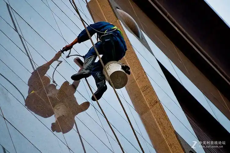 都市掠影高空作业的蜘蛛人