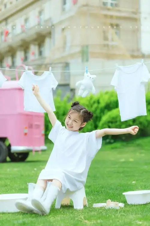 摄影师陈晨的儿童摄影作品《洗衣服》