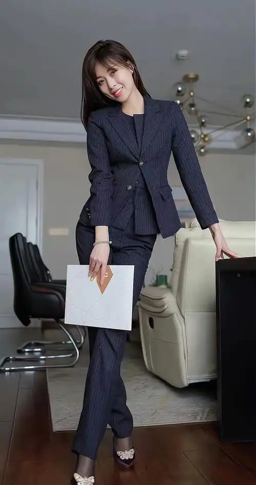 穿黑色ol职业装的气质美女成熟大方的穿衣搭配尽显优雅女人味