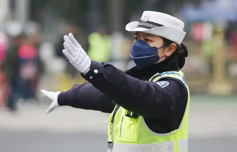 女交警 每次挥手都希望车辆快速通行