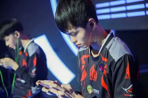 首先恭喜ag稳坐积分榜榜首,这场比赛是常规赛最后一场,白鲨战队仪是