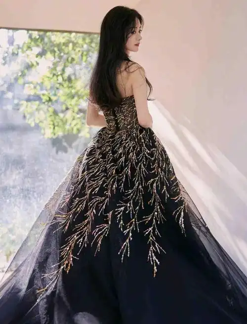 赵丽颖三套礼服造型黑色蓝色与粉色的碰撞造型师可以加鸡腿啦