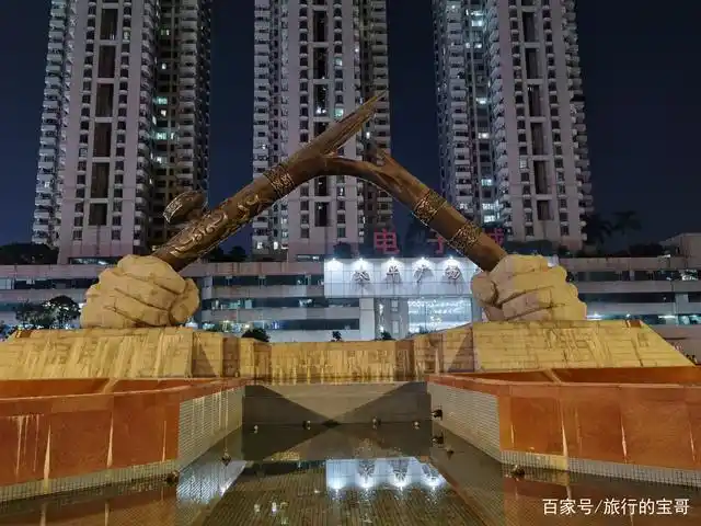 位于东莞虎门镇中心的太平广场上的一个地标很壮观