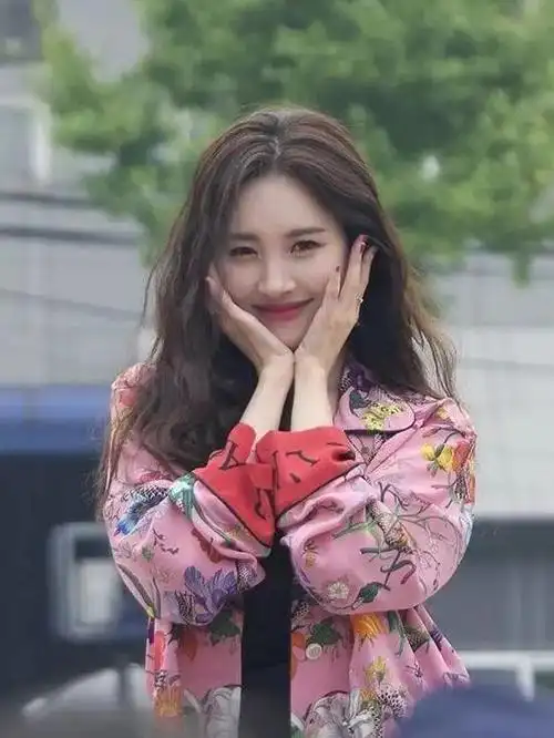 宣美的开博自拍太美了不过她暴露了一个问题