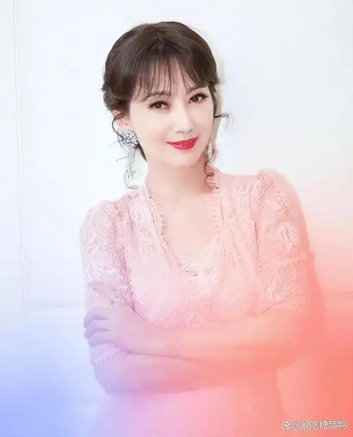 赵雅芝的3个儿子长子47岁次子44岁小儿子37岁个个让她骄傲