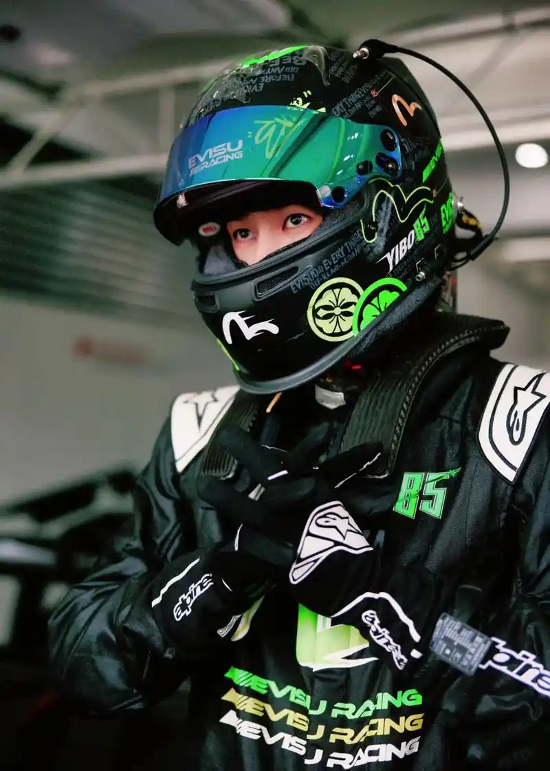 王一博 #王一博去珠海考赛车证#谁懂啊,王一博两轮摩托车证