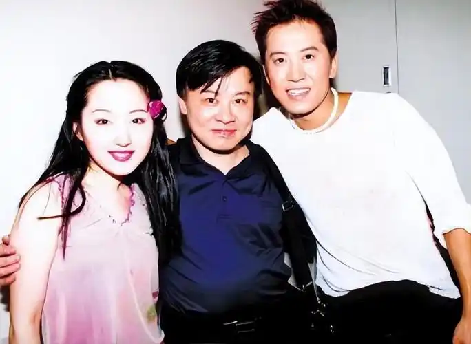 赖文峰娶小23岁娇妻杨钰莹多年被网暴退出乐坛只怪自己看错人