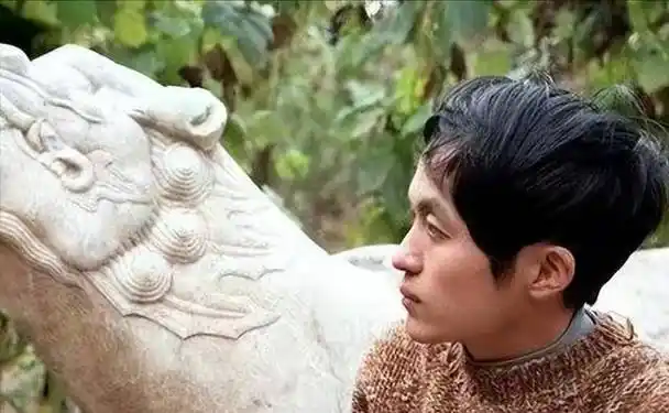 顾城独子小木耳:被姑姑带到国外,10岁曾回国,一生不知父母是谁_谢烨