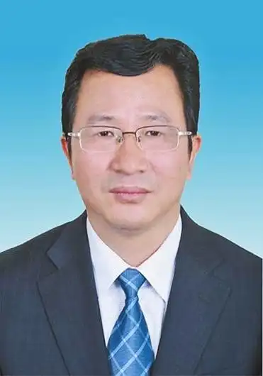 历任景洪市委常委,秘书长,副书记,西双版纳州委副秘书长,办公室主任