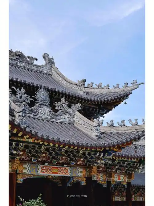 始建于明朝,寺庙不大,虽说是重新修建的,但是建筑风格却采用了中式