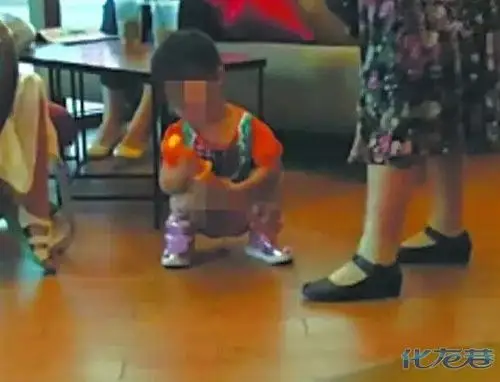 周末和好友到星巴克去坐会,结果却看到一个小朋友在店里当众大便