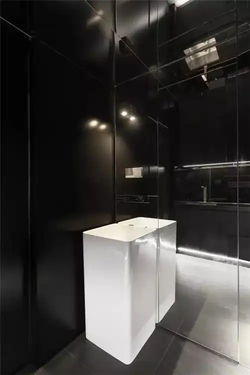 整体橱柜下面装了灯带,排除了镜面与光源带来的刺眼感觉.