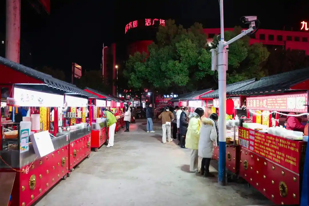 "我们今年没有出去打工,现在白天打一份工,晚上有了固定的夜市摊位,又