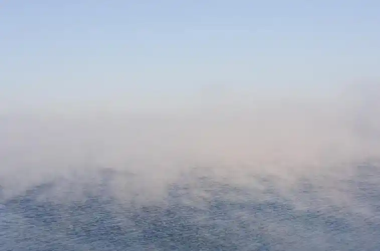 蒸发海,蒸发或雾海的蓝自然背景