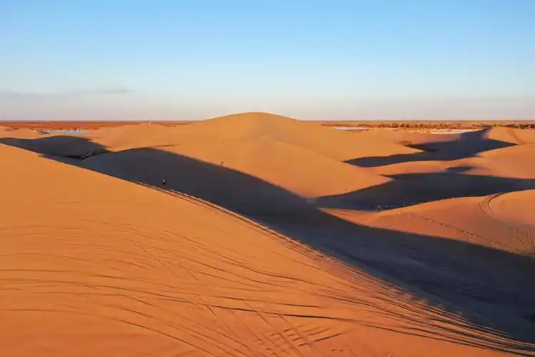 航拍世界最美沙漠——巴丹吉林沙漠!