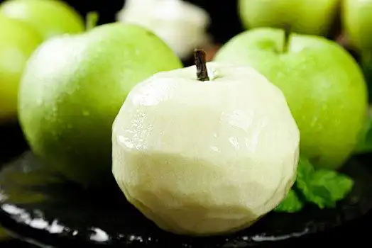 黑石板上的苹果梨