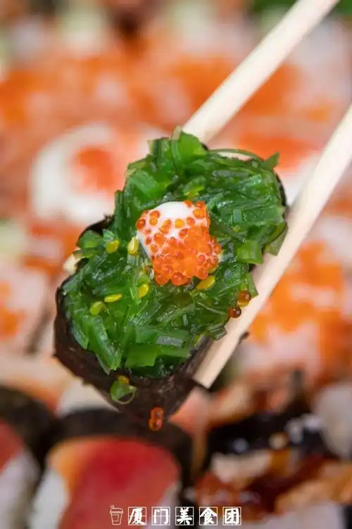 还有清爽的海草军舰,酸甜爽脆;层次感十足的蟹籽沙律军舰,同样让人一