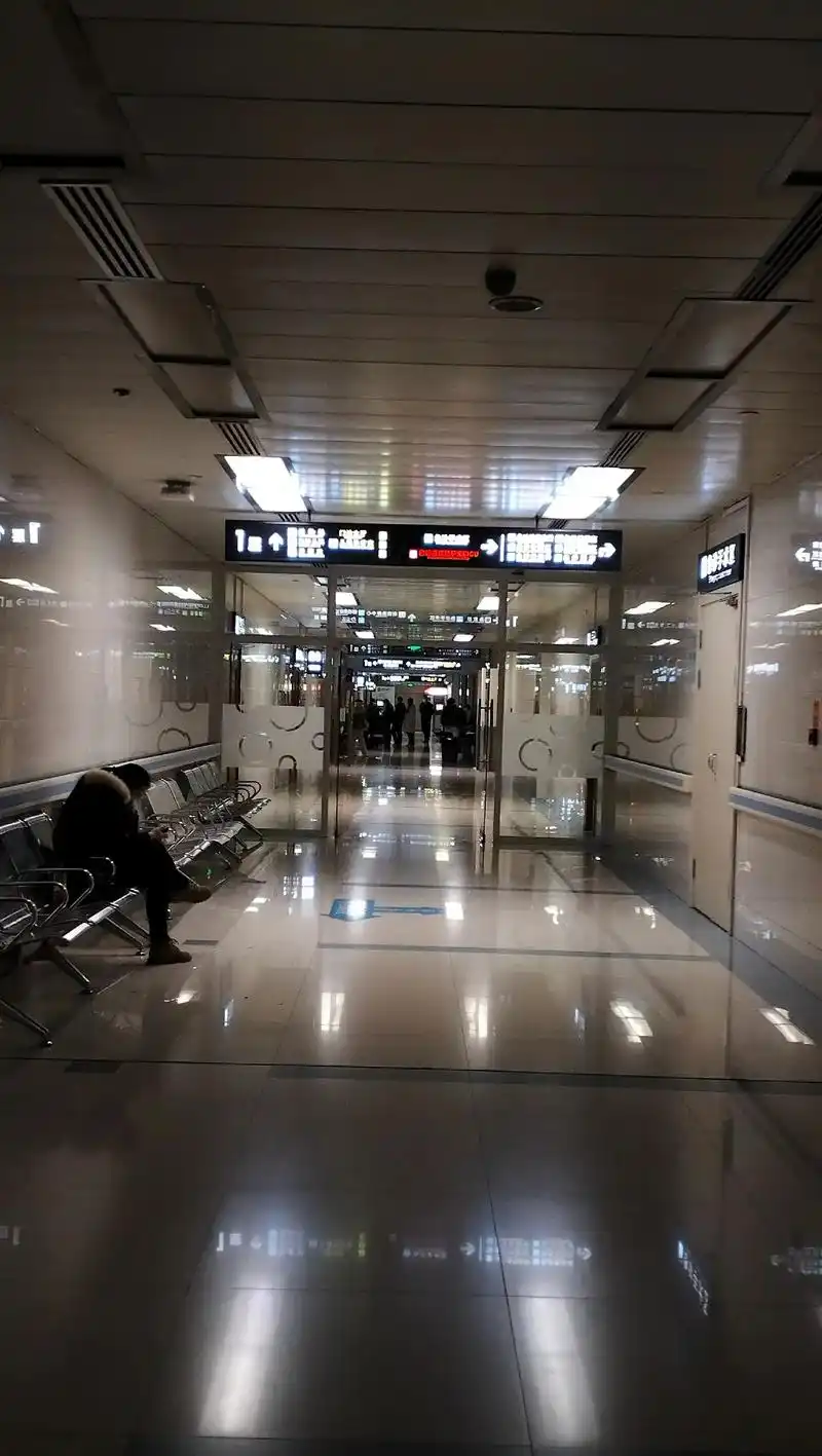 在医院陪护的日子 深夜的医院走廊里的灯有些暗,在这里快要一 - 抖音