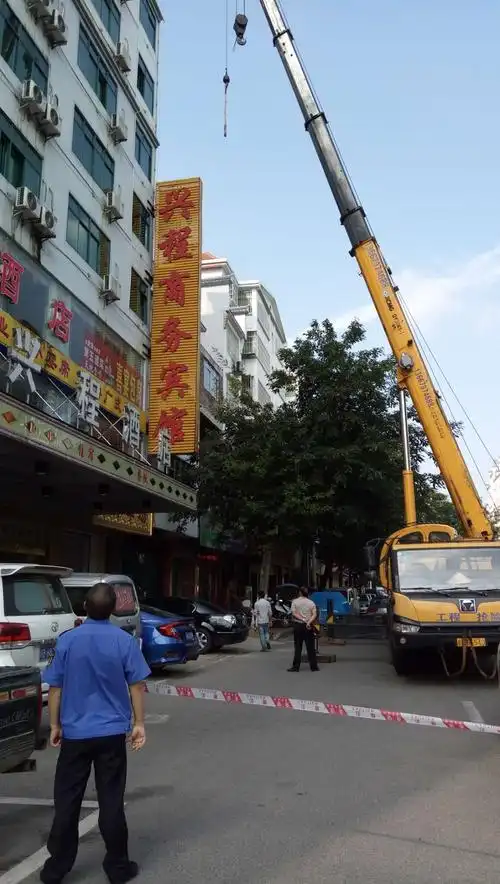 竖式广告牌告别定南县城了