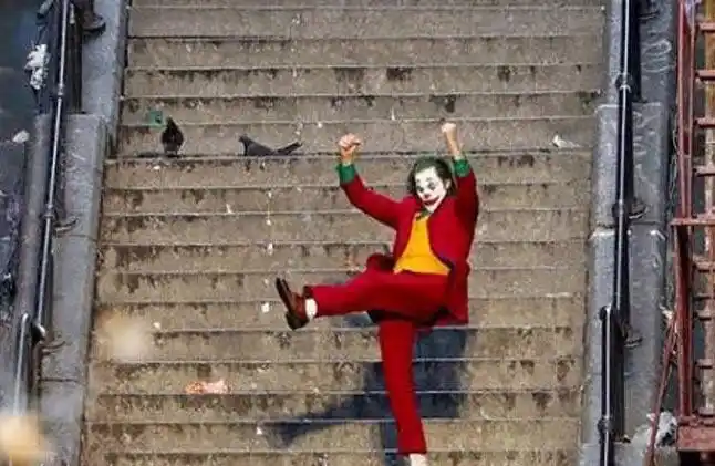 dc电影小丑新片场照曝光小丑在街头手舞足蹈