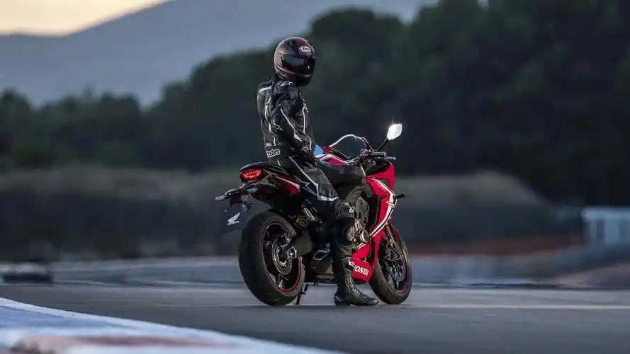 中量级日系街跑本田cbr650r浅析