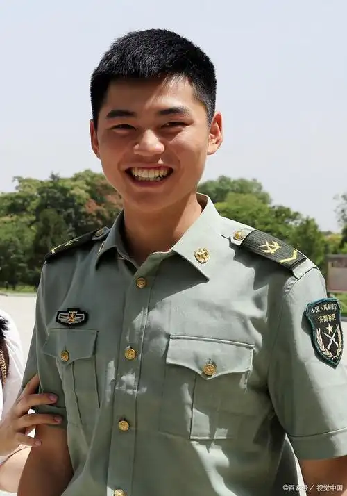 在军队中,晋升少校至中校是对军官能力与业绩的肯定,也是对其军事素质