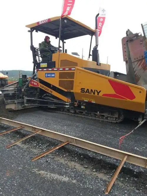 湖南省长沙市出租200c6s混凝土摊铺机