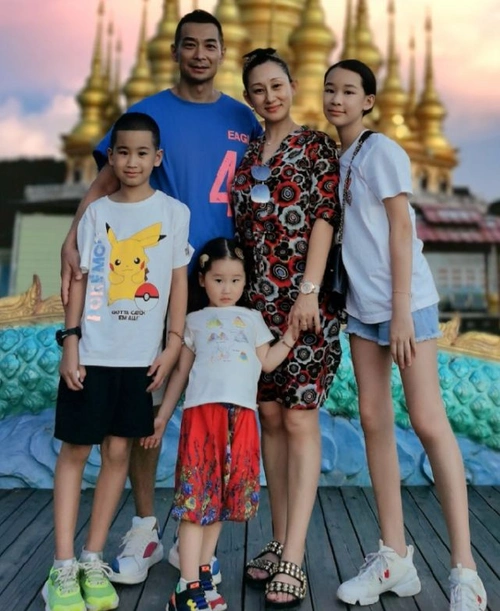 甚至就连张丹露也和赵文卓有几分夫妻相,一家五口仿佛复制粘贴一般