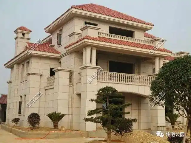 怪不得说农村装罗马柱不好看,看看都做成啥样了!我家已后悔到哭