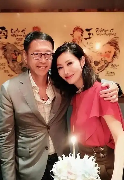 许晋亨娶到宝了港姐李嘉欣年过半百美艳绝伦穿红裙高级贵气
