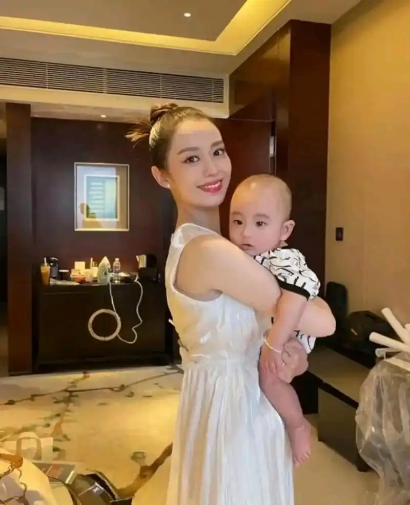 朗朗的妻子吉娜爱丽丝大方晒出了合照,为儿子送上祝福.