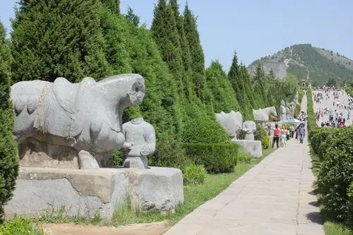 乾陵神道石人石马