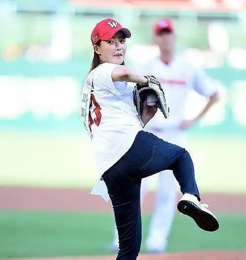 金喜善都40多岁了,穿牛仔裤还很可爱_时尚_运动_造型