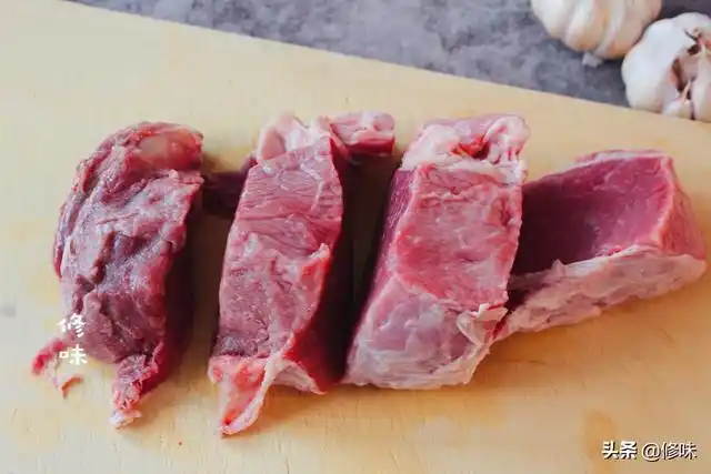 2.买的牛肉是一斤2两左右,用2-3头大蒜.牛肉多,就多用一些大蒜.