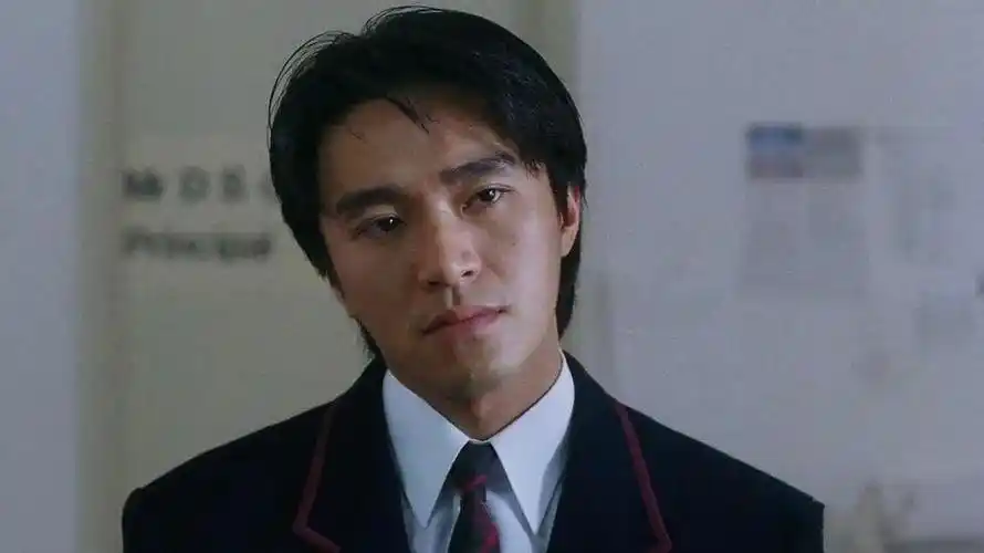 回顾5位割双眼皮的男星就服成龙周星驰没割前颜值像路人