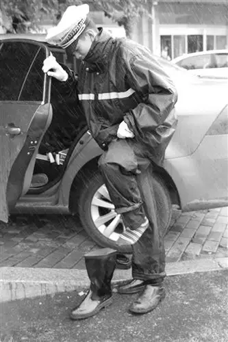 帽子套上塑料布 鞋子天天都灌包 顶雨执勤 交警辛苦了